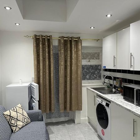 4Th Studio Flat With Private Own Bathroom A London Luxury Family Home Setup And Furnished With Double Bed Plus A Double Futon-Sofa Bed A Single Futon Bed A Baby Cot And Garden And Free Parking Exterior foto
