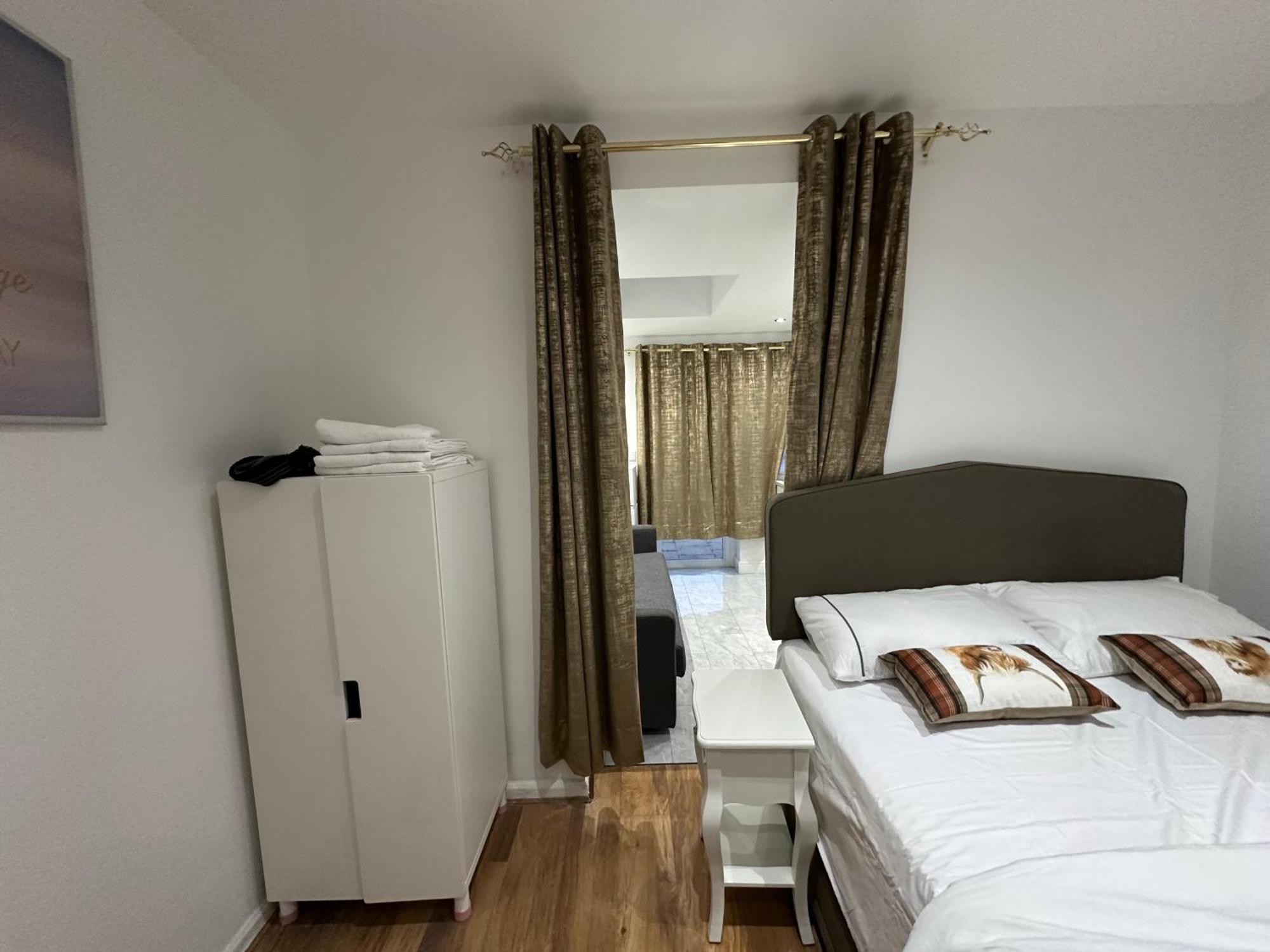 4Th Studio Flat With Private Own Bathroom A London Luxury Family Home Setup And Furnished With Double Bed Plus A Double Futon-Sofa Bed A Single Futon Bed A Baby Cot And Garden And Free Parking Exterior foto