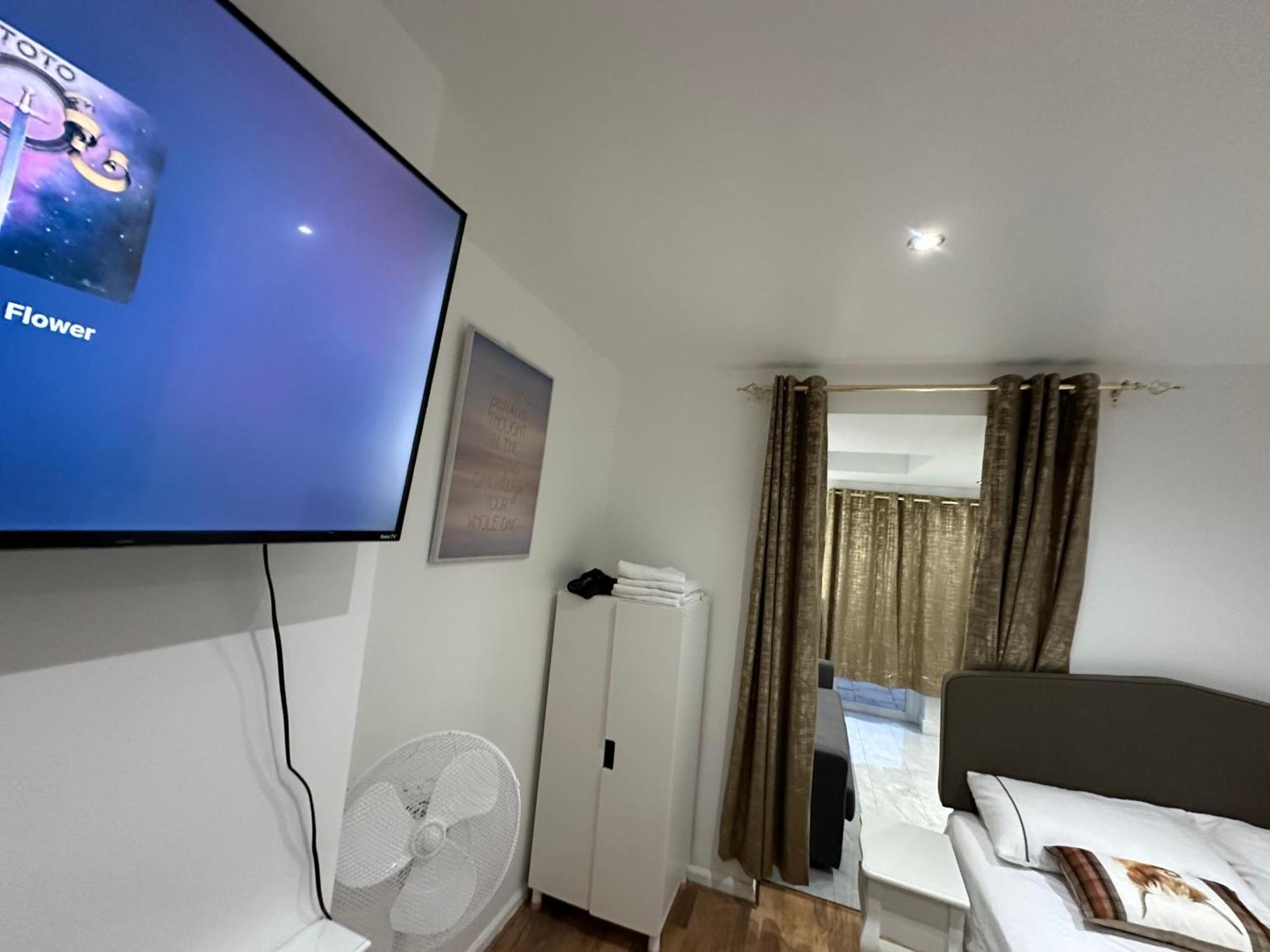 4Th Studio Flat With Private Own Bathroom A London Luxury Family Home Setup And Furnished With Double Bed Plus A Double Futon-Sofa Bed A Single Futon Bed A Baby Cot And Garden And Free Parking Exterior foto