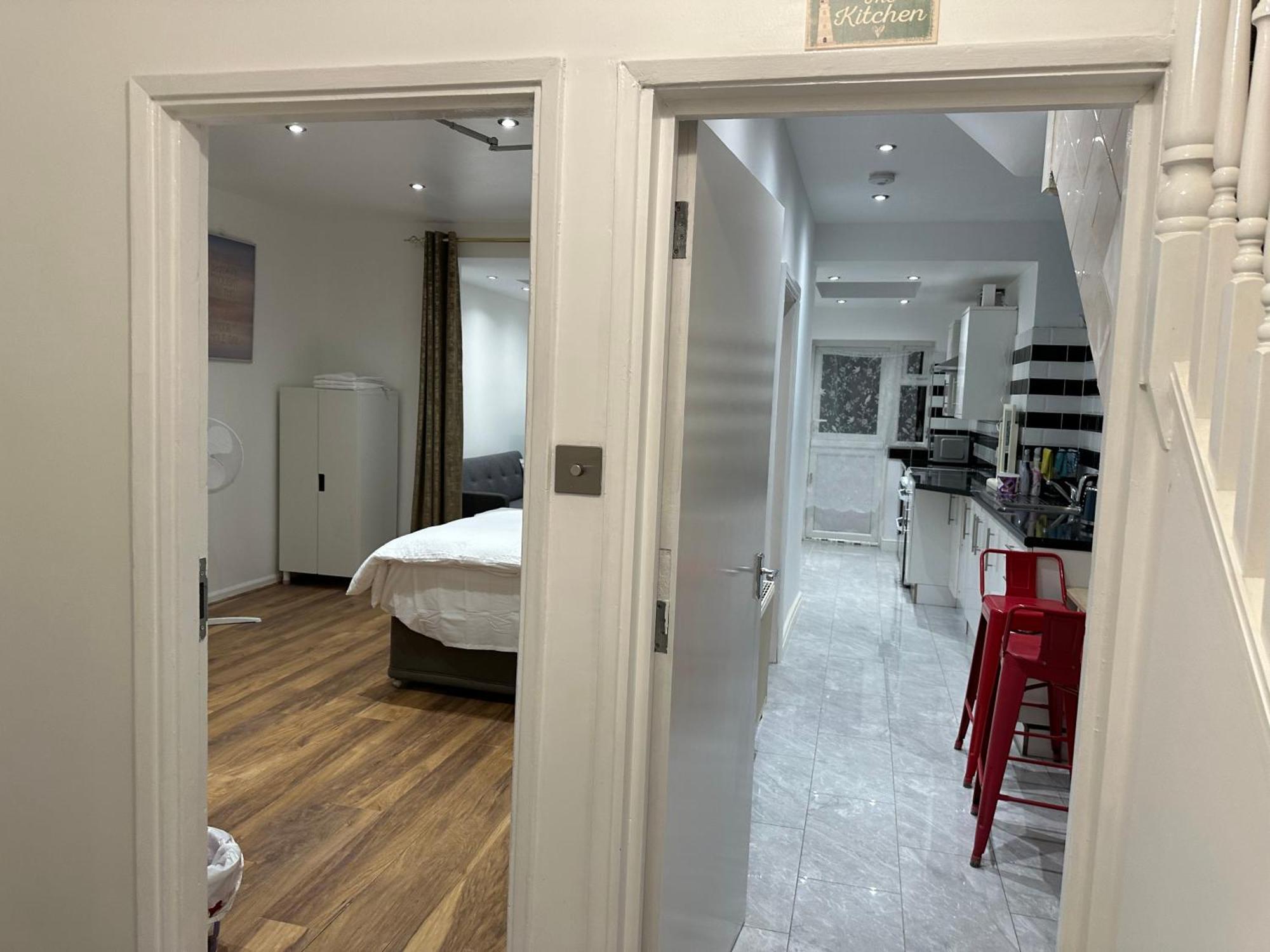 4Th Studio Flat With Private Own Bathroom A London Luxury Family Home Setup And Furnished With Double Bed Plus A Double Futon-Sofa Bed A Single Futon Bed A Baby Cot And Garden And Free Parking Exterior foto
