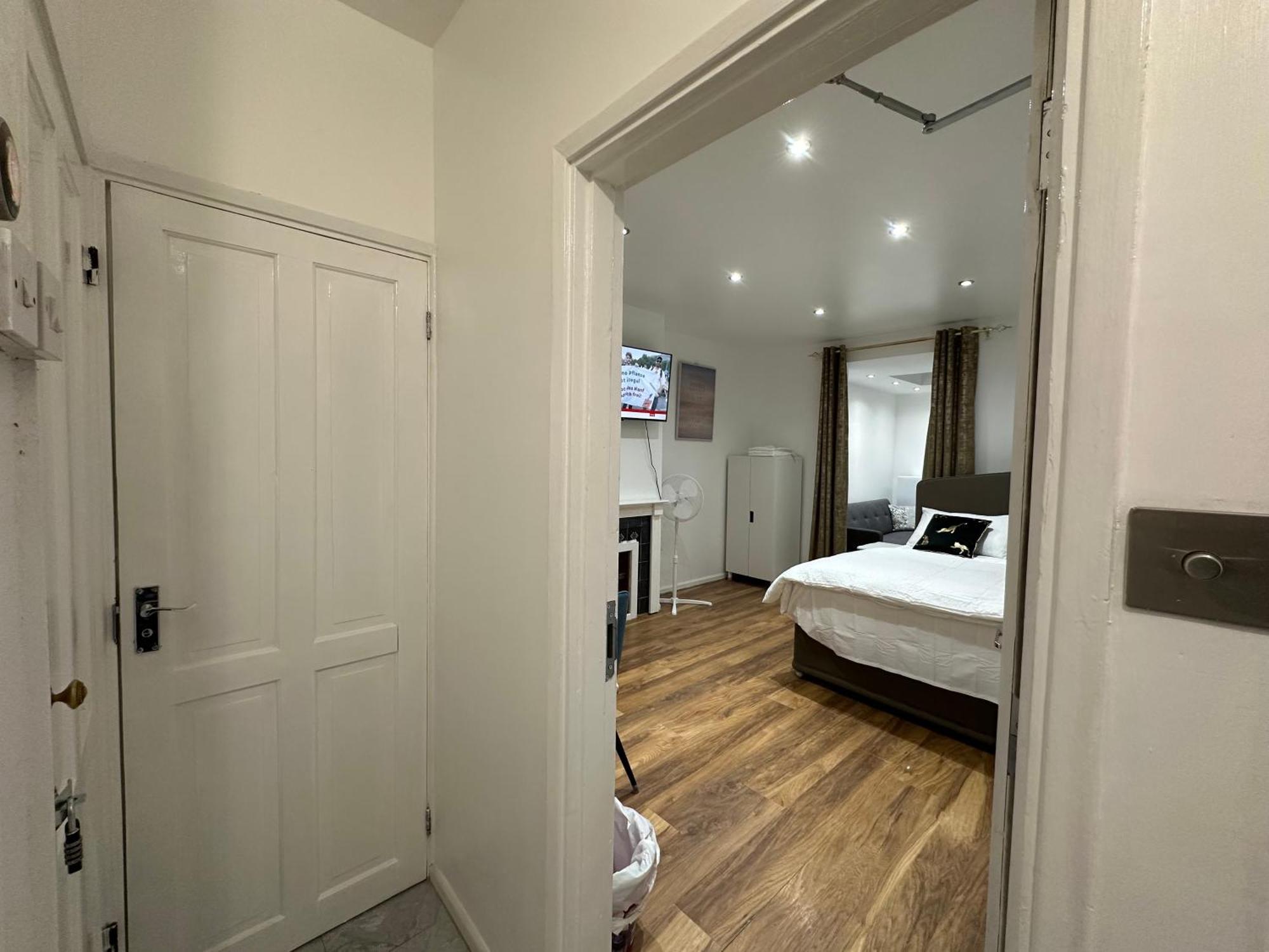 4Th Studio Flat With Private Own Bathroom A London Luxury Family Home Setup And Furnished With Double Bed Plus A Double Futon-Sofa Bed A Single Futon Bed A Baby Cot And Garden And Free Parking Exterior foto