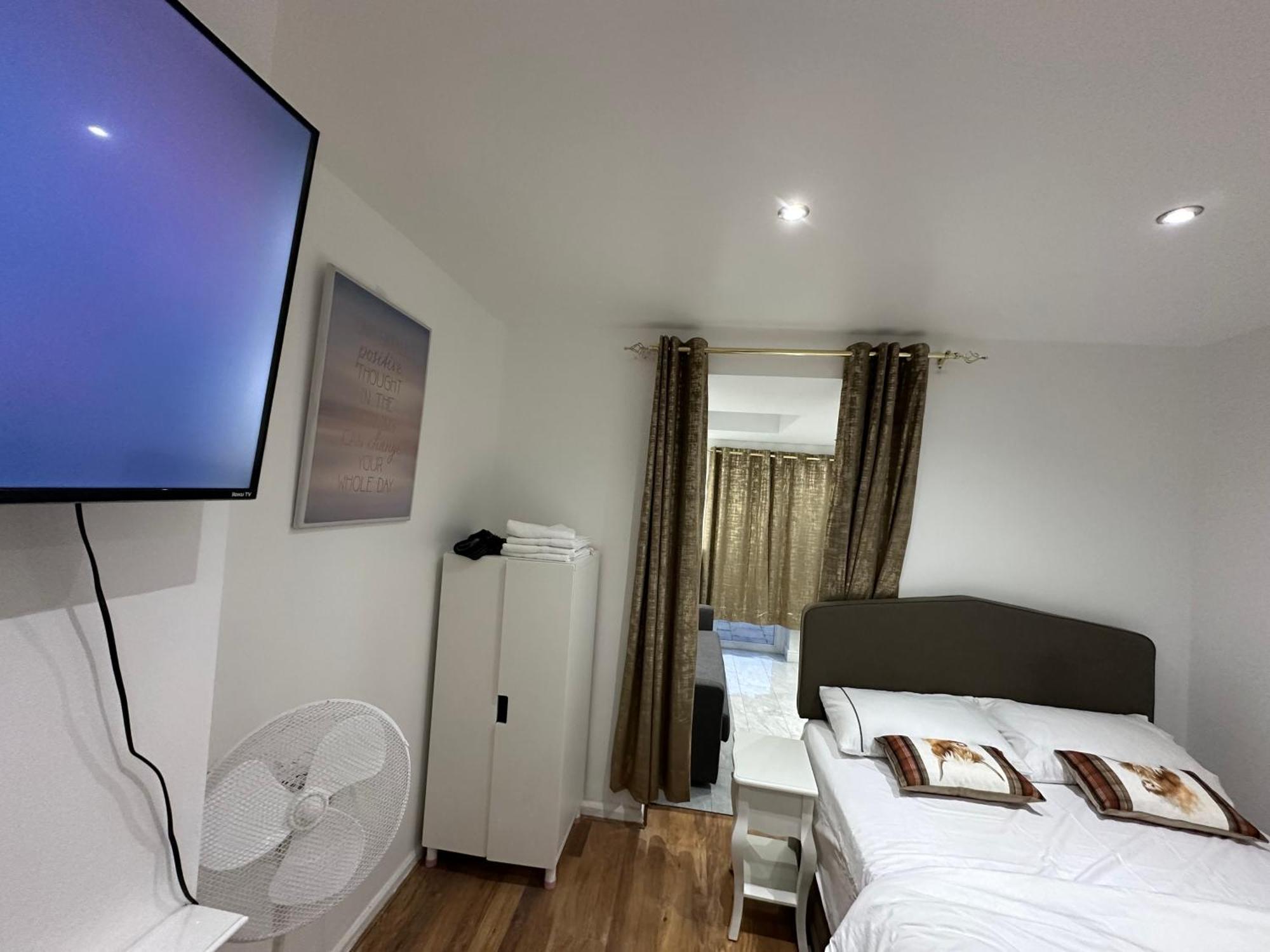 4Th Studio Flat With Private Own Bathroom A London Luxury Family Home Setup And Furnished With Double Bed Plus A Double Futon-Sofa Bed A Single Futon Bed A Baby Cot And Garden And Free Parking Exterior foto