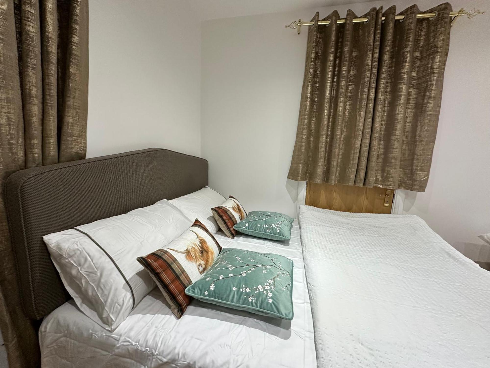 4Th Studio Flat With Private Own Bathroom A London Luxury Family Home Setup And Furnished With Double Bed Plus A Double Futon-Sofa Bed A Single Futon Bed A Baby Cot And Garden And Free Parking Exterior foto