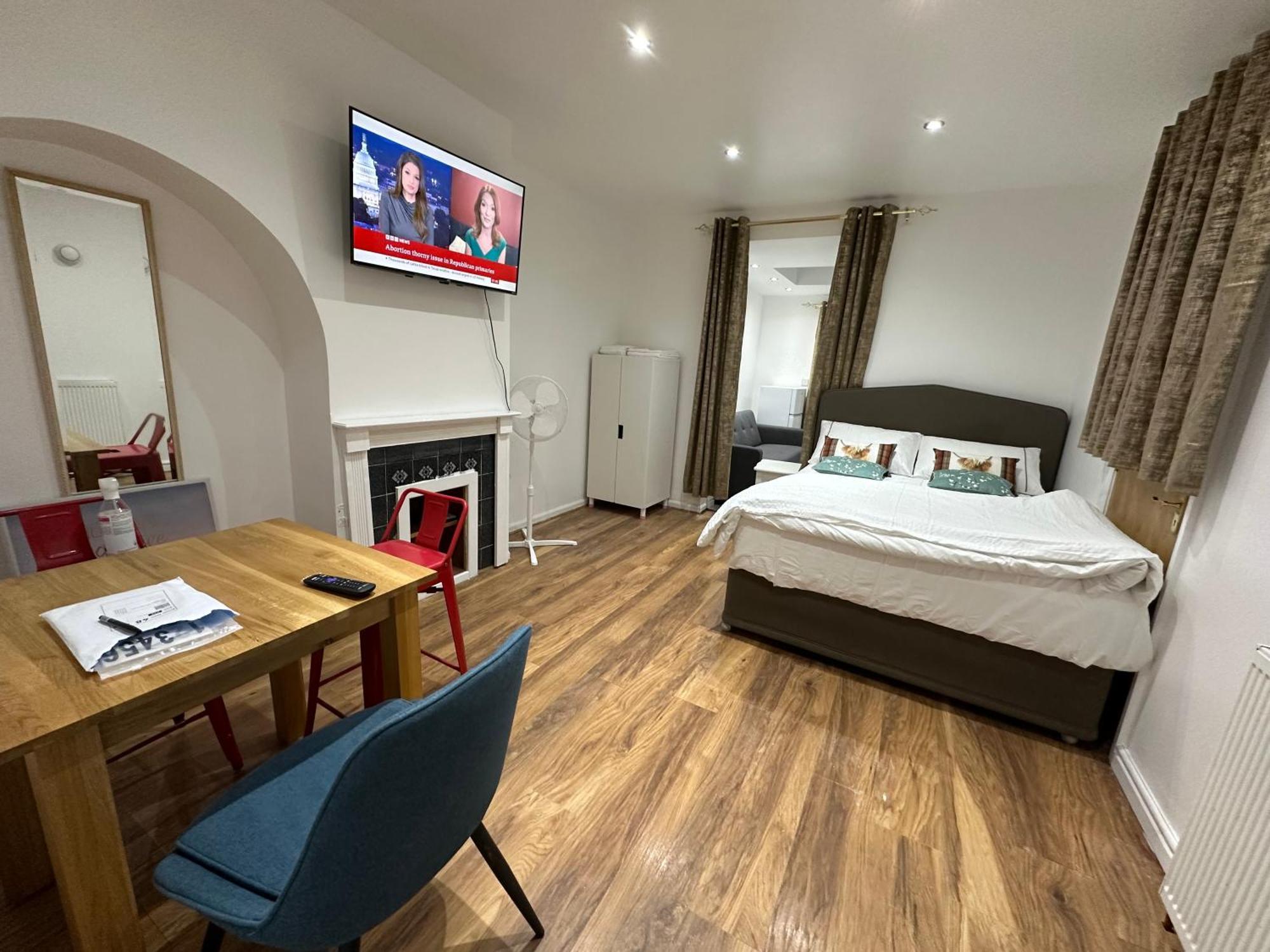 4Th Studio Flat With Private Own Bathroom A London Luxury Family Home Setup And Furnished With Double Bed Plus A Double Futon-Sofa Bed A Single Futon Bed A Baby Cot And Garden And Free Parking Exterior foto