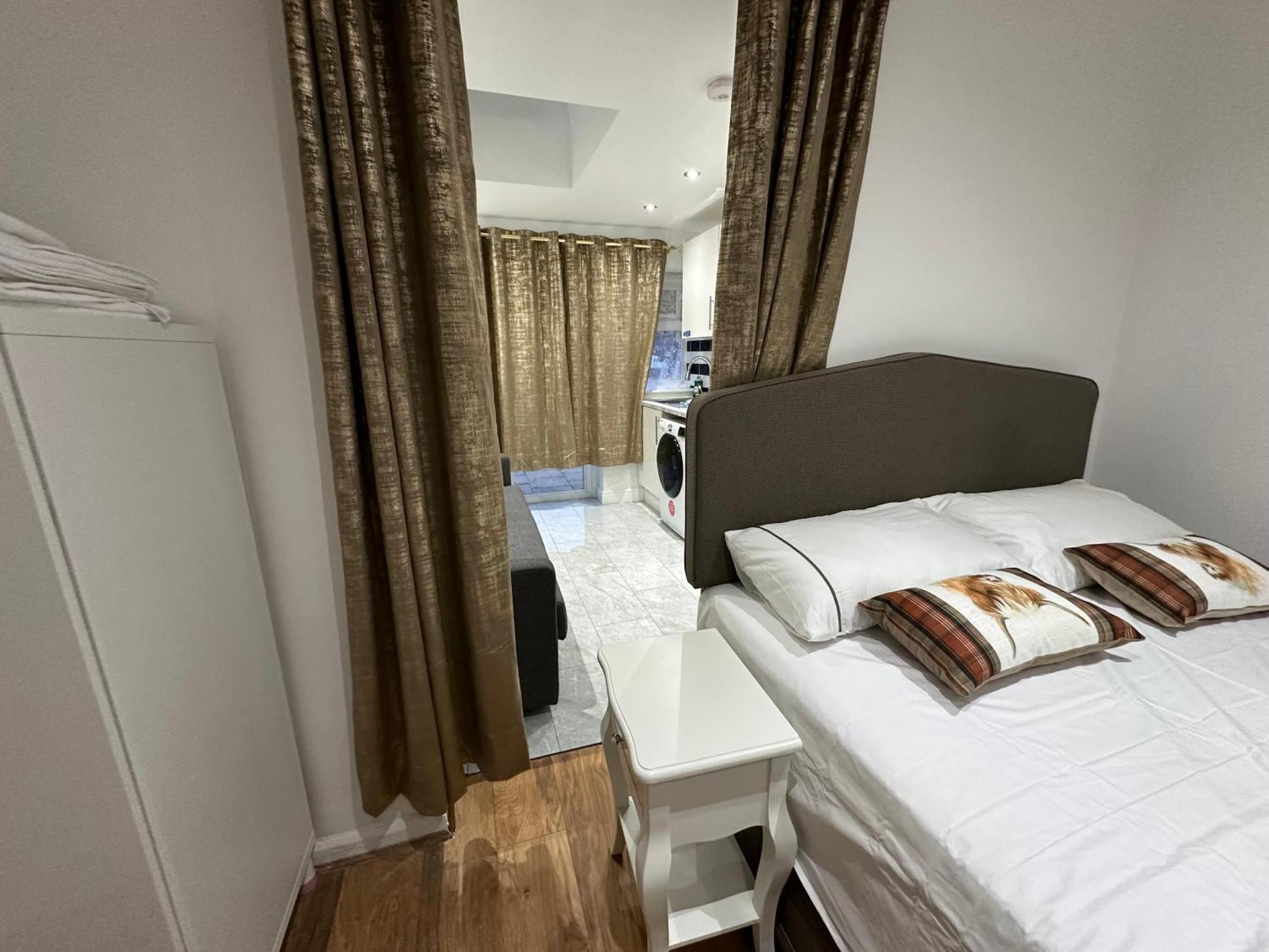 4Th Studio Flat With Private Own Bathroom A London Luxury Family Home Setup And Furnished With Double Bed Plus A Double Futon-Sofa Bed A Single Futon Bed A Baby Cot And Garden And Free Parking Exterior foto