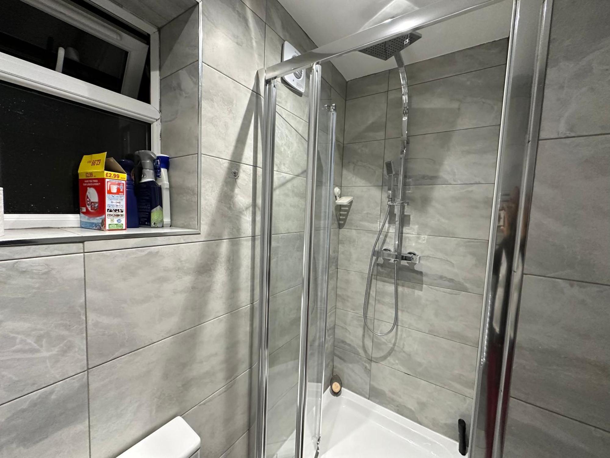 4Th Studio Flat With Private Own Bathroom A London Luxury Family Home Setup And Furnished With Double Bed Plus A Double Futon-Sofa Bed A Single Futon Bed A Baby Cot And Garden And Free Parking Exterior foto